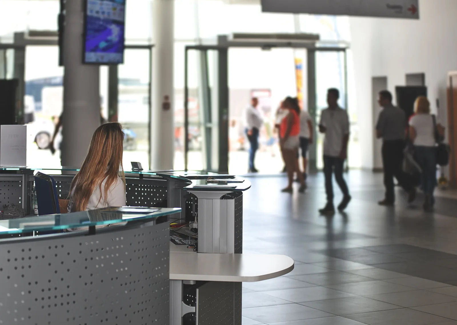 Belebtes Empfangsfoyer eines großen Unternehmens